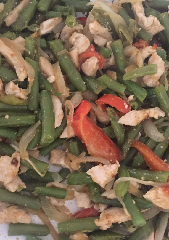 Una foto de Salteado de verduras y pollo estilo fajita