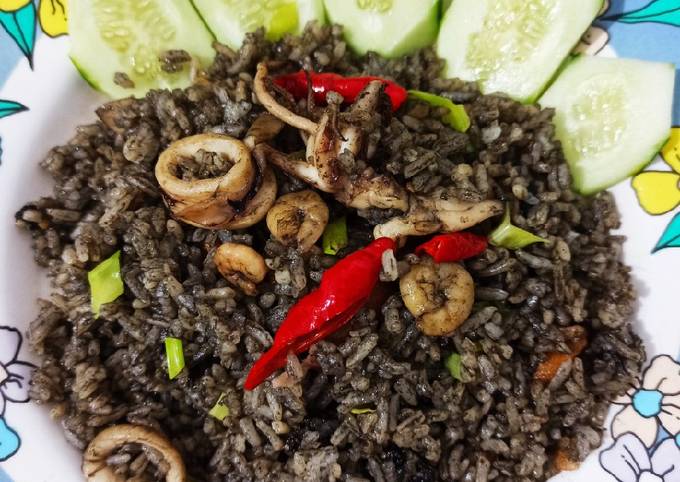 Cara Membuat Nasi goreng hitam cumi dan udang🦑🍤✨ Enak Terbaru