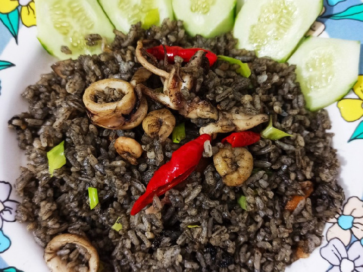 Cara Membuat Nasi goreng hitam cumi dan udang🦑🍤✨ Enak Terbaru