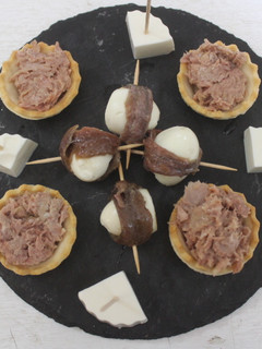 Una foto de Entrantes de queso, atún y anchoas