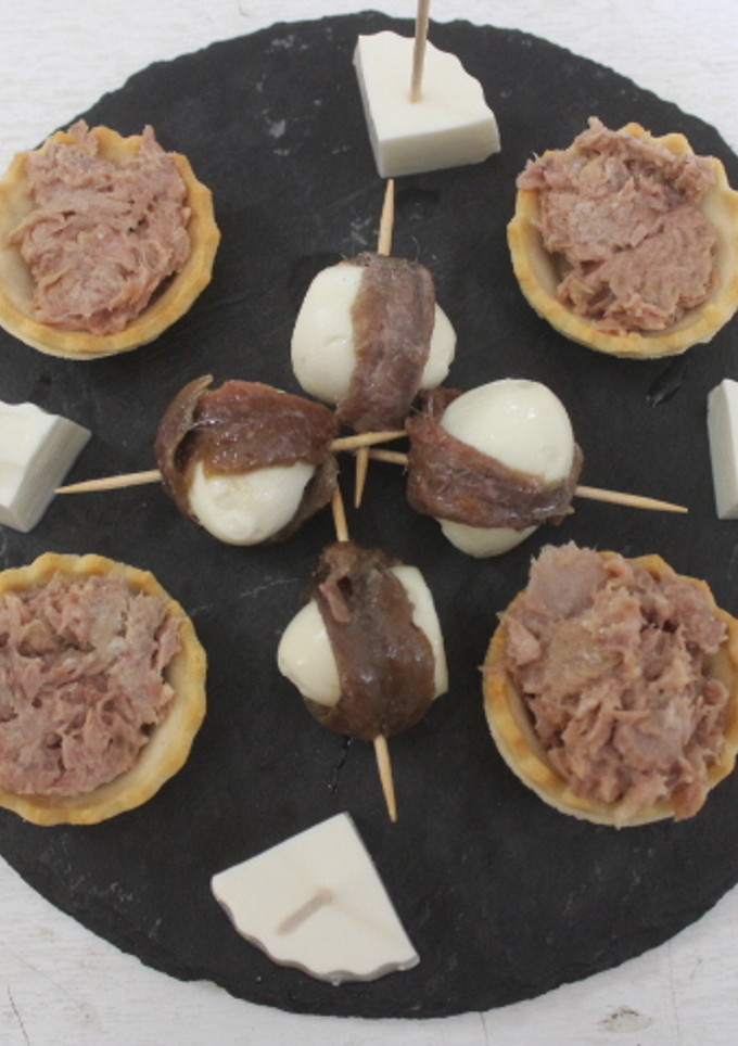 Una foto de Entrantes de queso, atún y anchoas