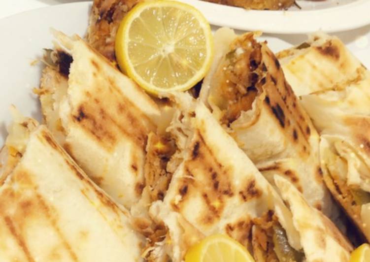 طعاملذيذ: شاورما دجاج بخبز الصاج مع بطاطا ودجز والمثومة