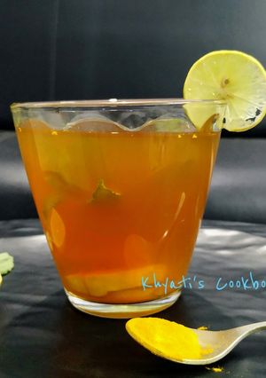 ફેટ બર્નિંગ જિન્જર ટરમેરિક ટી (Turmeric tea in gujrati) રેસીપી મુખ્ય ફોટો