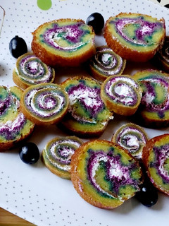 જાંબુ સ્વીસરોલ્સ (jamun swissrolls recipe in Gujarati) રેસીપી મુખ્ય ફોટો