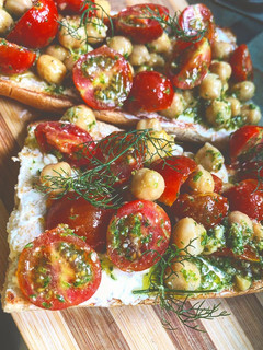 Una foto de 🌿Bruschetta de garbanzos y tomatitos 🌿