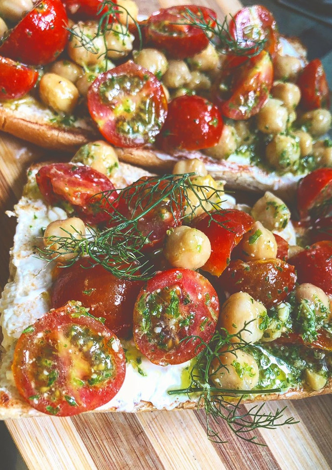 Una foto de 🌿Bruschetta de garbanzos y tomatitos 🌿