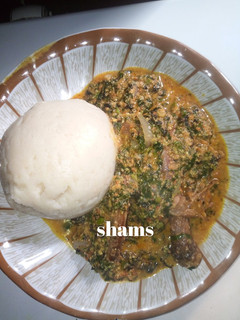 A picture of Tuwo miyar shuwaka(bitter leaf soup).
