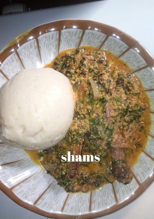 A picture of Tuwo miyar shuwaka(bitter leaf soup).