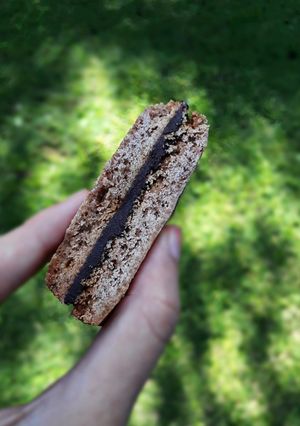 Una foto de Alfajor de chocolate relleno de ganache de chocolate 🍫