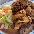 Moro de habichuelas negras, bistec al caldero y ensalada verde