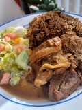 Moro de habichuelas negras, bistec al caldero y ensalada verde