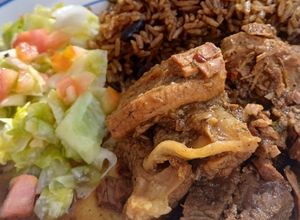 Una foto de Moro de habichuelas negras, bistec al caldero y ensalada verde