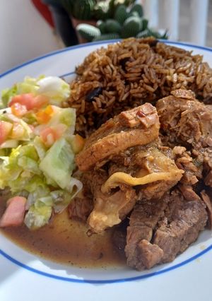Una foto de Moro de habichuelas negras, bistec al caldero y ensalada verde