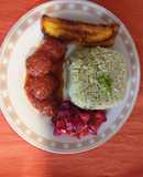 Albóndigas de res con arroz verdoso y ensalada de hortalizas