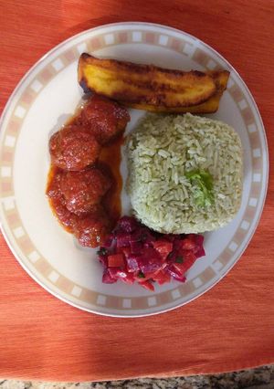 Una foto de Albóndigas de res con arroz verdoso y ensalada de hortalizas