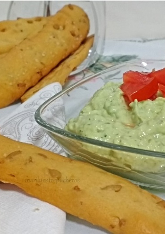 Una foto de Dip de aguacate con yogur y snacks de pipas