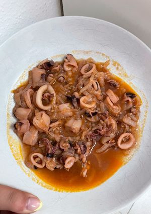 Una foto de Calamar encebollado