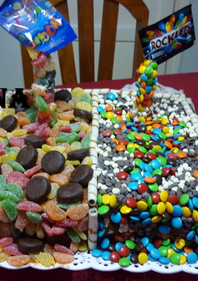 Una foto de Torta ricas golosinas cumpleaños