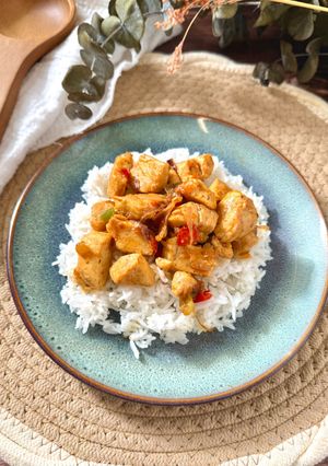 Una foto de Pollo sazonado al estilo fajitas con arroz