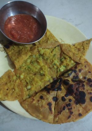 આલુ પરોઠા (Aloo Paratha Recipe In Gujarati) રેસીપી મુખ્ય ફોટો
