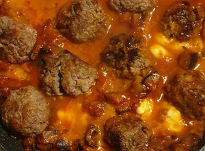 Une photo de Poêlée d'aubergines tomate mozzarella et boulettes de viande