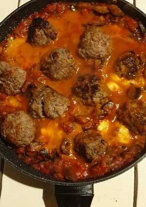 Une photo de Poêlée d'aubergines tomate mozzarella et boulettes de viande