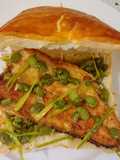 Lubina en cofre de hojaldre con salteado de habas tiernas