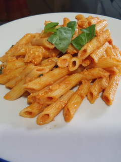 Una foto de Macarrones con tomate picantes (picante es opcional)