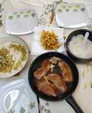 Thịt heo chiên với bột sốt mì ý