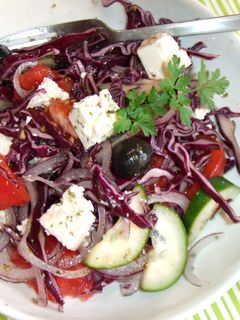 Una foto de Ensalada de lombarda y queso