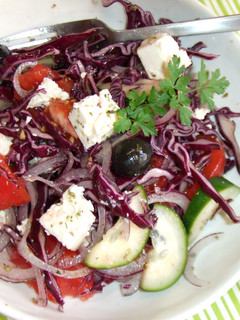 Una foto de Ensalada de lombarda y queso
