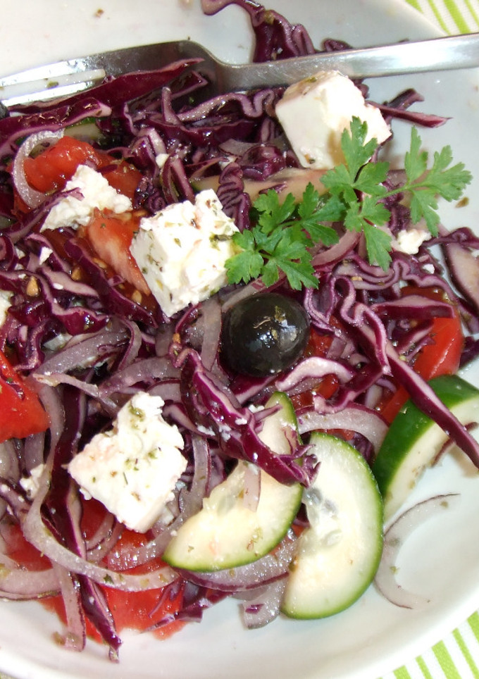 Una foto de Ensalada de lombarda y queso