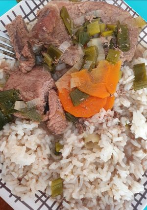 Una foto de Carne al jugo con arroz blanco