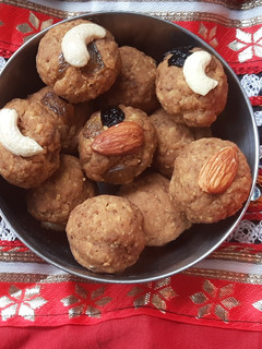गुळ घालून बेसनाचे लाडू (Gulache Besan Ladoo Recipe In Marathi) रेसिपी चे मुख्य फोटो