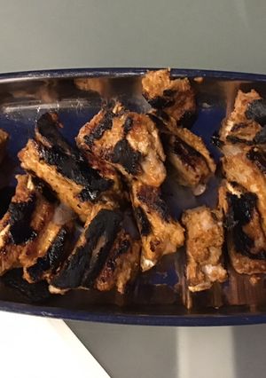 Une photo de Travers de porc marinés grillés raisin tomate gingembre