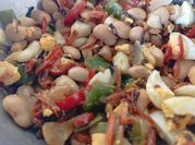 Una foto de ensalada de porotos y huevo