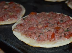 Una foto de Lehmeyun (Empanada armenia)