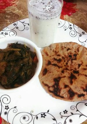 A picture of Jawar roti, buttermilk aur bengan palak.