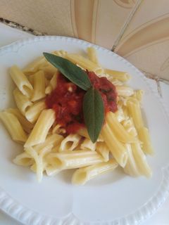 صورة لوصفة معكرونة بصوص طماطم