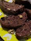 Keke de chocolate con nueces y fideos escondido