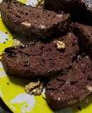 Keke de chocolate con nueces y fideos escondido