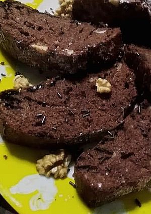 Una foto de Keke de chocolate con nueces y fideos escondido