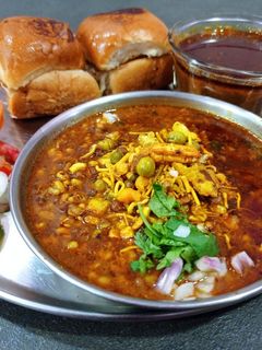 મિસળ પાવ (Misal Paav Recipe In Gujarati) રેસીપી મુખ્ય ફોટો