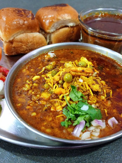 મિસળ પાવ (Misal Paav Recipe In Gujarati) રેસીપી મુખ્ય ફોટો