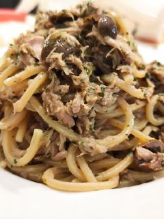Foto di Pasta tonno acciughe e olive