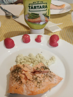 Una foto de Lomos de salmón al Microondas con salsa tártara