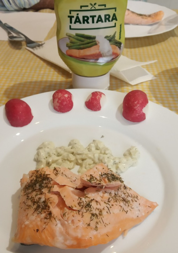 Una foto de Lomos de salmón al Microondas con salsa tártara