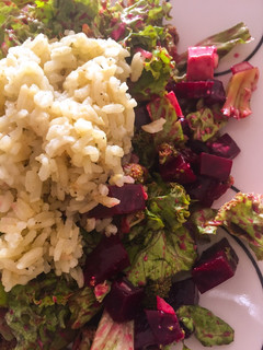 Una foto de Ensalada con brócoli, tofu, remolacha y arroz integral