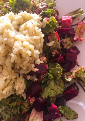 Foto principal de Ensalada con brócoli, tofu, remolacha y arroz integral