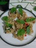Pangsit cup isi mie goreng daun mint